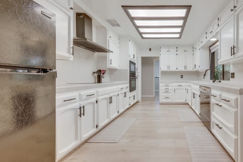 Spacious Home - 6 Mi to Downtown Fresno! House in Fresno