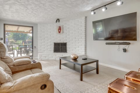 Spacious Home - 6 Mi to Downtown Fresno! House in Fresno