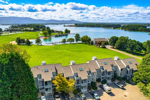 Bernard's Landing Condo - Includes Linens! Apartment in Smith Mountain Lake