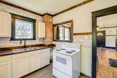 Williamson Cottage ~ 2 Mi to Town + Trails! Cottage in West Virginia