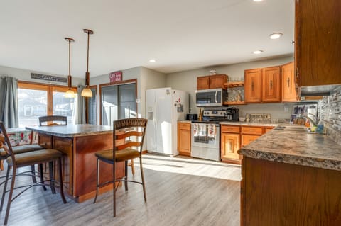 Cozy Clear Lake Home - Walk to Town & Boat Dock! House in Clear Lake