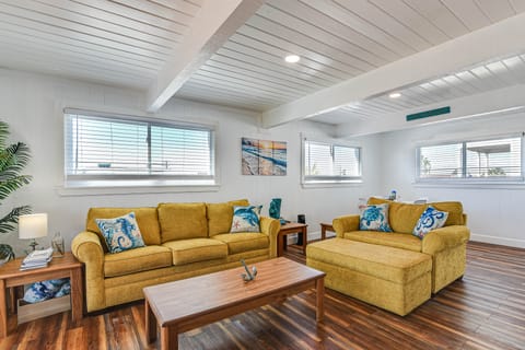 Enjoy the View, Walk to Beach! Galveston Hideaway House in Galveston Island