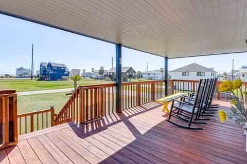 Enjoy the View, Walk to Beach! Galveston Hideaway House in Galveston Island