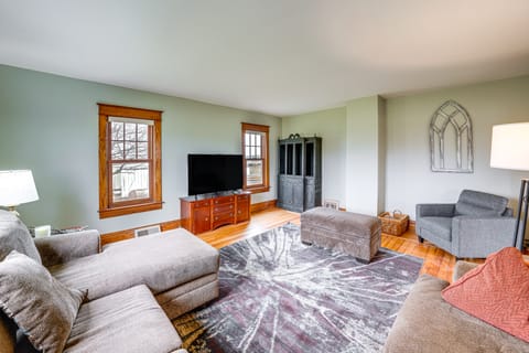 Charming Tonica Farmhouse w/ Private Yard! House in Deer Park Township