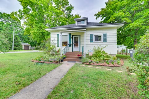 Walk to Lake Michigan: Pet-Friendly Charlevoix Gem House in Charlevoix