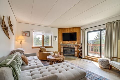 'Bearfoot Apres' Mtn-View Condo < 1 Mi to Mt Snow! Apartment in Dover