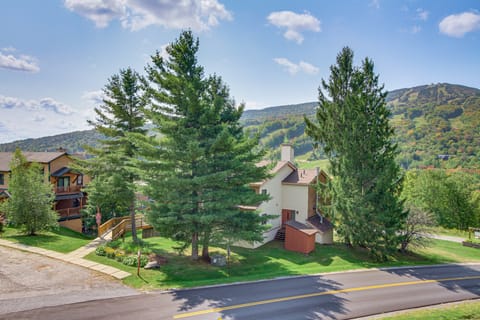 'Bearfoot Apres' Mtn-View Condo < 1 Mi to Mt Snow! Apartment in Dover