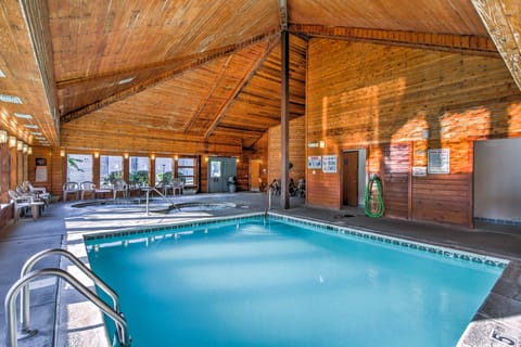 2 Mi to Ober Mountain: Gatlinburg Condo w/ Balcony Apartment in Gatlinburg