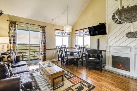 2 Mi to Ober Mountain: Gatlinburg Condo w/ Balcony Apartment in Gatlinburg