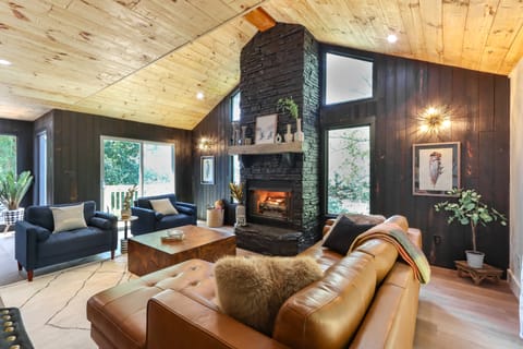 Blue Ridge Lake Home w/ Hot Tub in Morganton! House in Morganton