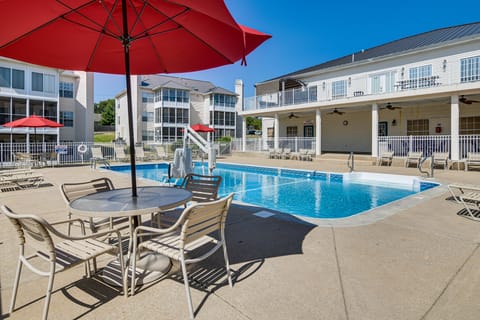Condo w/ Pool ~ 2 Mi to Table Rock Lake! Apartment in Branson