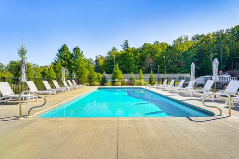 Walk to Ski Lift: Spacious Condo in West Dover! Apartment in Mount Snow