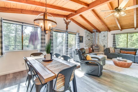 1 Mi to Pine Mountain Lake Marina: Yosemite Cabin! House in Groveland