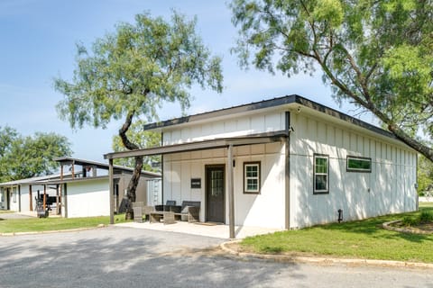 Legacy Ranch Escape: Game Room & Lake Access House in Rio Grande