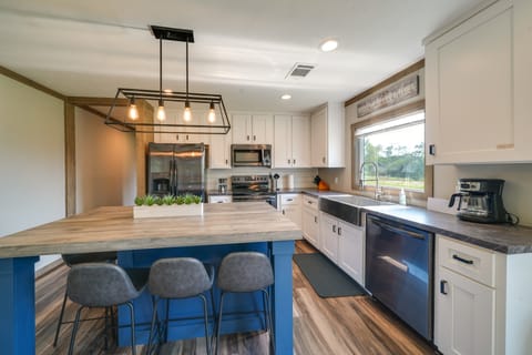 Pet-Friendly Hill Country Hideaway w/ Deck House in Rio Grande