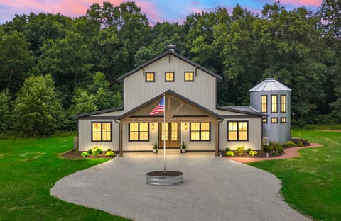 Kouts Home: High-End Retreat in Secluded Setting House in Indiana