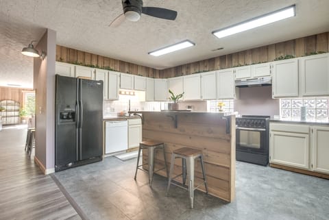 Downtown Condo ~ 23 Mi to Hocking Hills State Park Apartment in Ohio