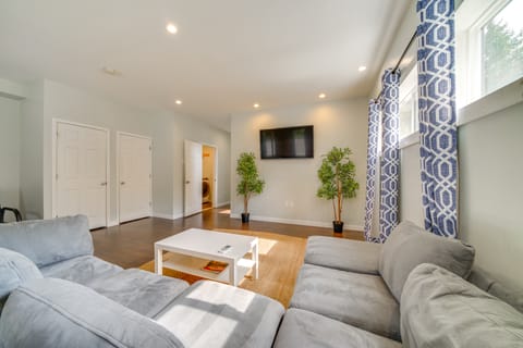 12 Mi to Seattle: Townhome w/ Fenced Yard Apartment in SeaTac