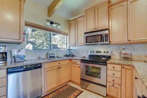 Walk to Ski Lift: Mtn-View Condo in Mammoth Lakes Apartment in Mammoth Lakes