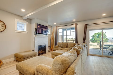 Beautiful Water Views: Coastal Oregon Townhome! Apartment in Hammond