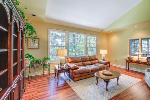 Spacious Home w/ Hiking Trail Access in Bristol! House in Bristol