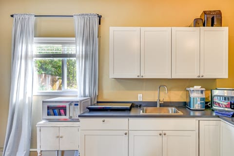 Guest Suite in Portland Area w/ Shared Patio Apartment in Hillsboro