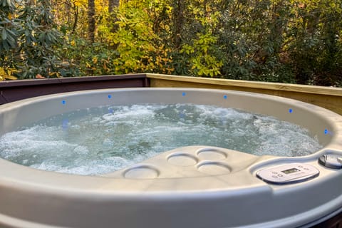 Hot Tub & Fire Pit: Cozy Cabin in Maggie Valley House in Maggie Valley