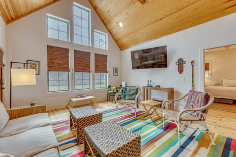 Modern Home Near Lake Martin: Fishing Pond On-Site Cottage in Lake Martin