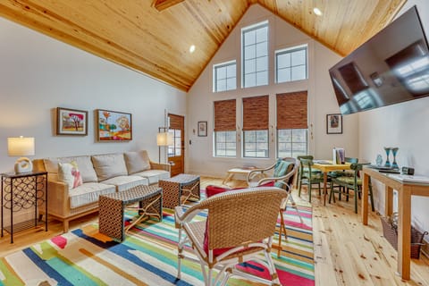 Modern Home Near Lake Martin: Fishing Pond On-Site Cottage in Lake Martin