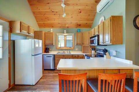 'Wet Feet Retreat' Year-Round Cabin in Frederic House in Wisconsin