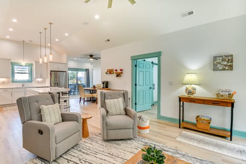 1 Mi to Dtwn Manteo: Dog-Friendly Home w/ Deck House in Roanoke Island