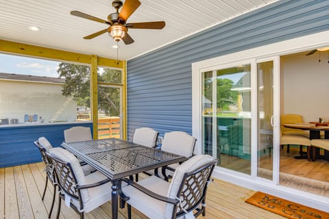 1 Mi to Dtwn Manteo: Dog-Friendly Home w/ Deck House in Roanoke Island