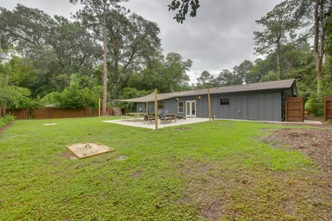 1 Mi to Ben Hill Griffin Stadium: Home w/ Patio! House in Gainesville