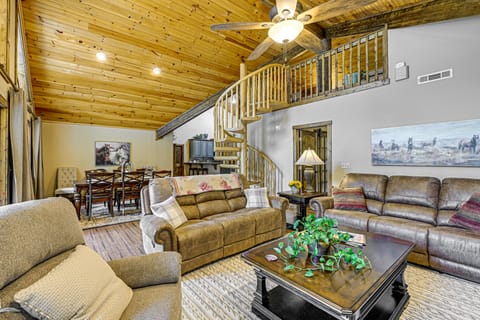 28 Acres: Home w/ Barn & Fire Pit Near Franklin! House in Tennessee