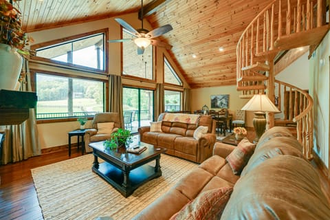 28 Acres: Home w/ Barn & Fire Pit Near Franklin! House in Tennessee