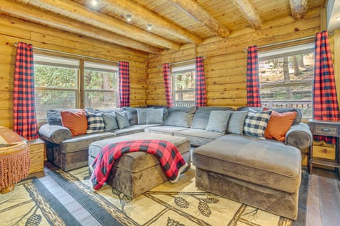 Cabin ~ 1 Mi to Lake Gregory & Hiking! House in Crestline