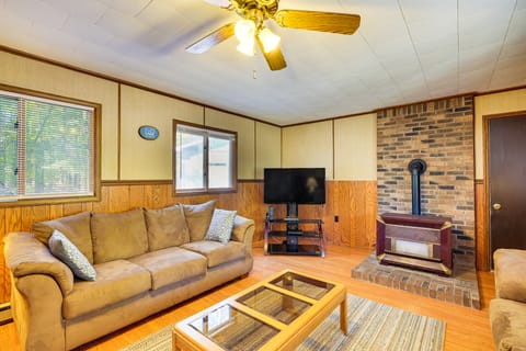 2 Blocks to Boat Ramp: Higgins Lake House w/ Grill Cottage in Michigan