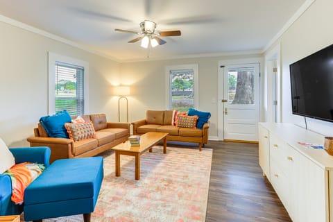 Downtown Heflin Cottage w/ Deck & Fire Pit! Cottage in Alabama