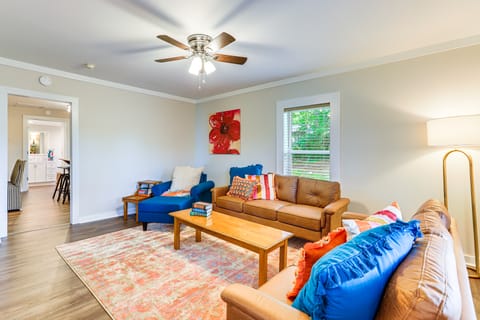 Downtown Heflin Cottage w/ Deck & Fire Pit! Cottage in Alabama