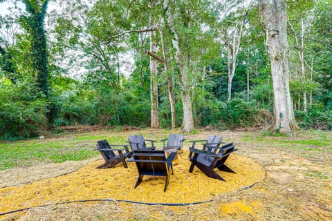 Downtown Heflin Cottage w/ Deck & Fire Pit! Cottage in Alabama