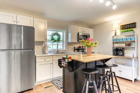 Downtown Heflin Cottage w/ Deck & Fire Pit! Cottage in Alabama