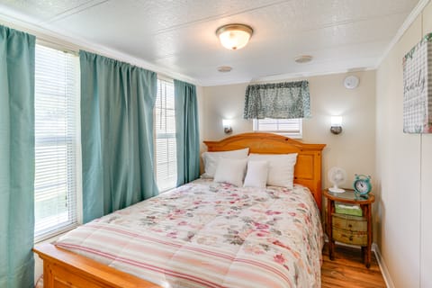 Lakeland Cottage w/ Pool Access + Screened Porch! Cottage in Lakeland