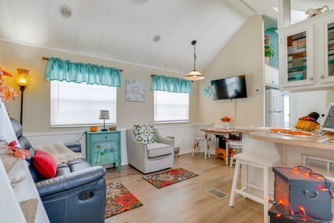 Lakeland Cottage w/ Pool Access + Screened Porch! Cottage in Lakeland