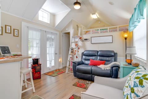 Lakeland Cottage w/ Pool Access + Screened Porch! Cottage in Lakeland