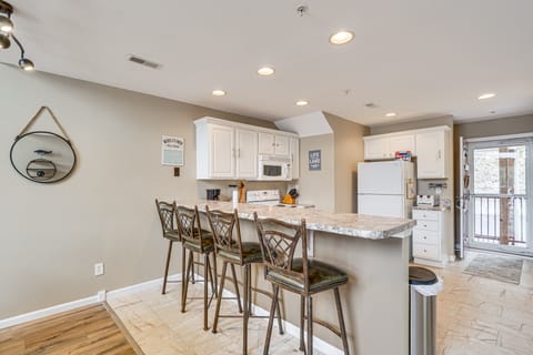 'Lake It Easy' Waterfront Ozarks Condo w/ Balcony! Apartment in Ozark Mountains