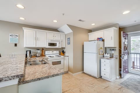 'Lake It Easy' Waterfront Ozarks Condo w/ Balcony! Apartment in Ozark Mountains