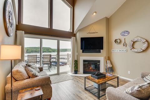 'Lake It Easy' Waterfront Ozarks Condo w/ Balcony! Apartment in Ozark Mountains