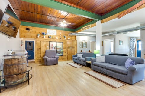 4 Mi to Pomme De Terre Lake: Large Home w/ Patio! House in Ozark Mountains