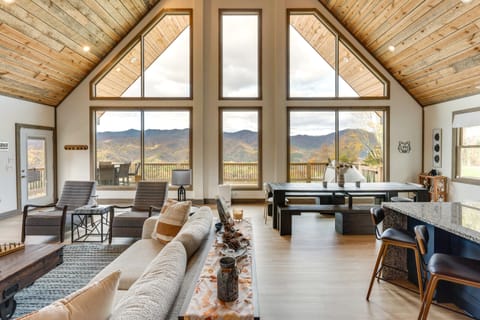 Blue Ridge Mountain-View Cabin w/ Hot Tub & Deck! House in Tennessee