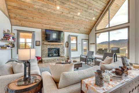 Blue Ridge Mountain-View Cabin w/ Hot Tub & Deck! House in Tennessee